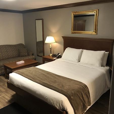 Talbot Trail Inn & Suites Лимингтон Экстерьер фото