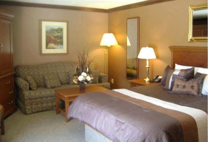 Talbot Trail Inn & Suites Лимингтон Экстерьер фото