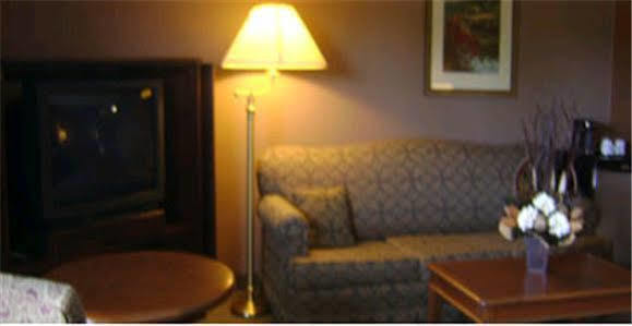 Talbot Trail Inn & Suites Лимингтон Экстерьер фото