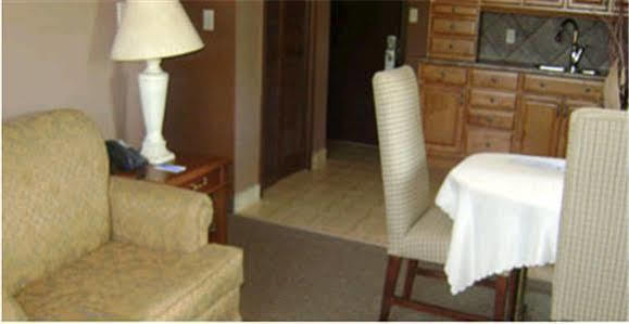 Talbot Trail Inn & Suites Лимингтон Экстерьер фото